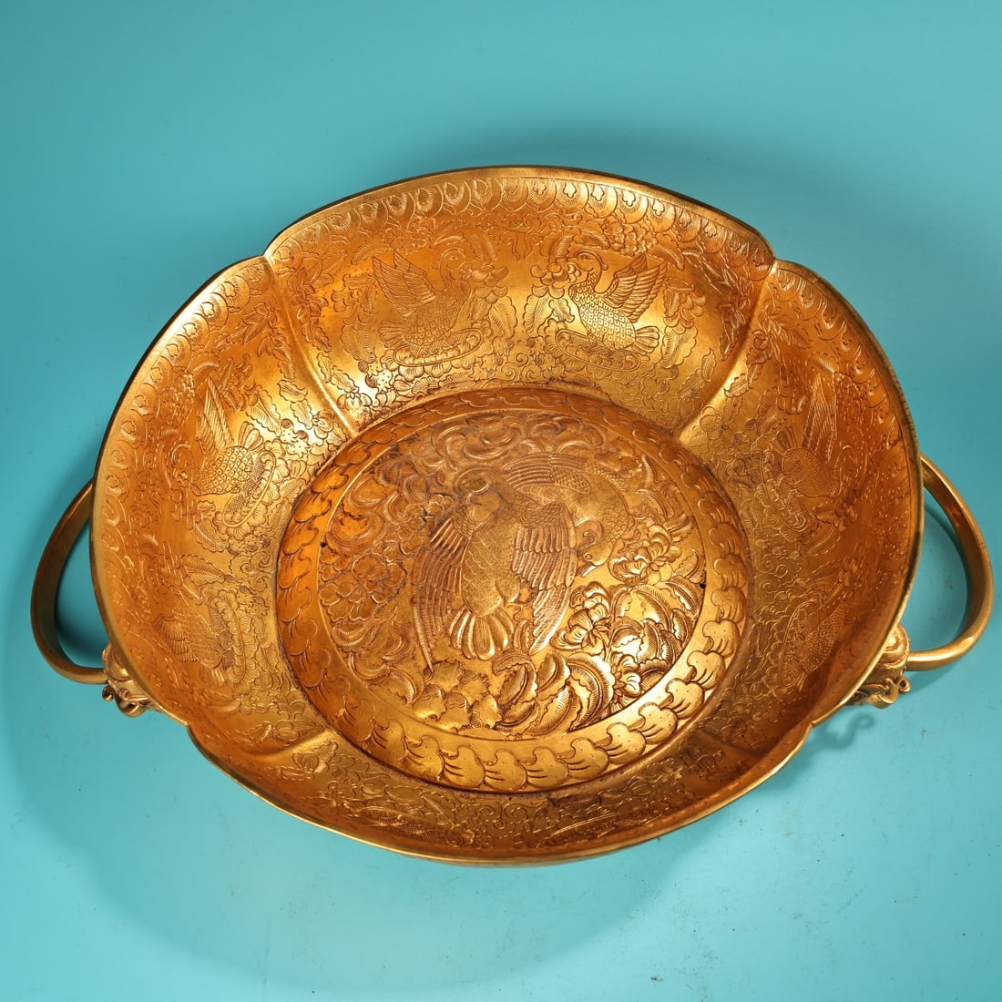 An Exquisite Gilt Bronze Flower and Bird Pattern Basin: An Exquisite Gilt Bronze Flower and Bird Pattern Basin Tang Dynasty, China Zhenguan Four-character Mark Size:3.5inx10.6in Weight:2500g铜鎏金盆 中国唐代