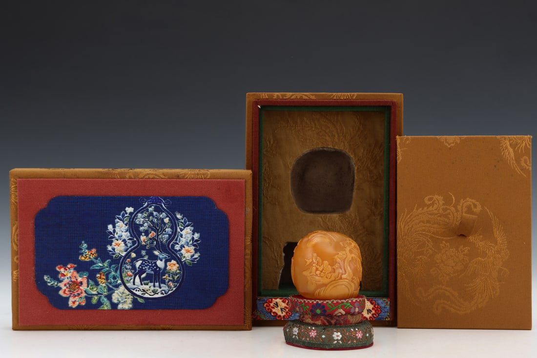 An Exquisite Tianhuang Stone Rockery Ornament: An Exquisite Tianhuang Stone Rockery Ornament Qing Dynasty, China Size:1.8inx1.2inx1.9in Weight:121.2g田黄石山子摆件 中国清代