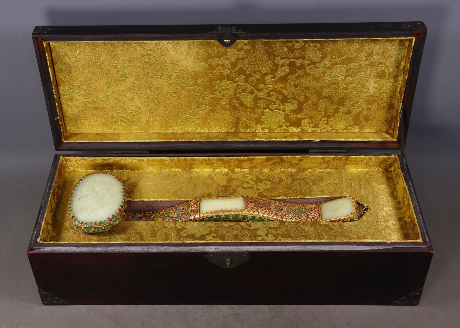 An Exquisite White Jade Cover with Gold Bats and Peach Pattern Ruyi: An Exquisite White Jade Cover with Gold Bats and Peach Pattern Ruyi Qing Dynasty, China Qianlong Four-character Mark Size:3inx14.6inx3.5in