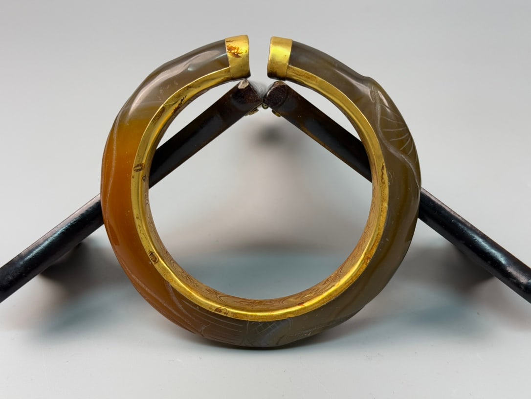 An Exquisite Agate Cover with Gold Bracelets: An Exquisite Agate Cover with Gold Bracelets Qing Dynasty, China Size:4.1inx4.1inx0.6in Weight:135g玛瑙包金手镯 中国清代