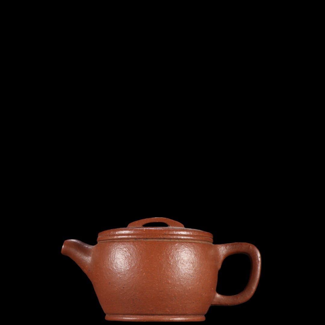 An Exquisite Purple Sands Teapot: An Exquisite Purple Sands Teapot Shen xi Size:2.5inx5.2in紫砂汉瓦壶 申锡 Size:6.4cmx13.2cm
