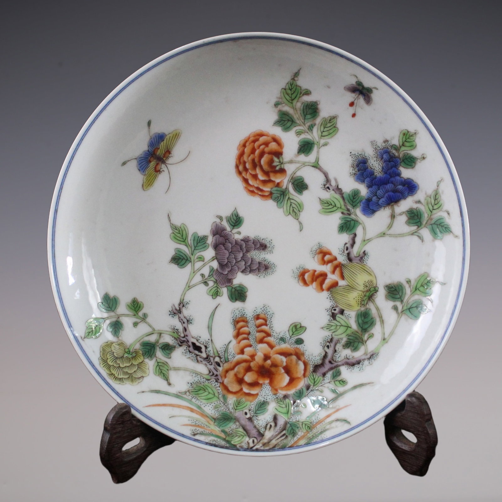 An Exquisite Wucai Flower and Butterfly Pattern Plate: An Exquisite Wucai Flower and Butterfly Pattern Plate Qing Dynasty, China Kangxi Six-character Mark Size:7.9inx4.9in五彩花香蝶自来盘 中国