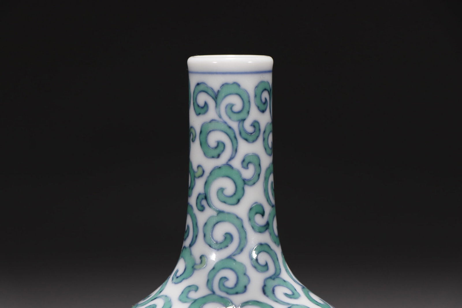 An Exquisite Doucai Lotus Pattern Vase - 2