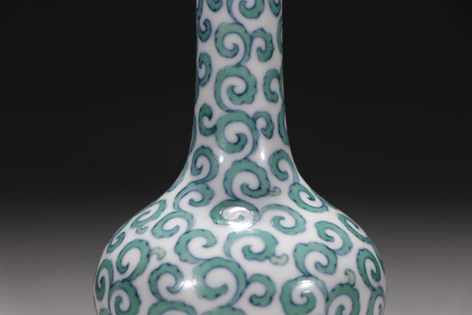 An Exquisite Doucai Lotus Pattern Vase - 5