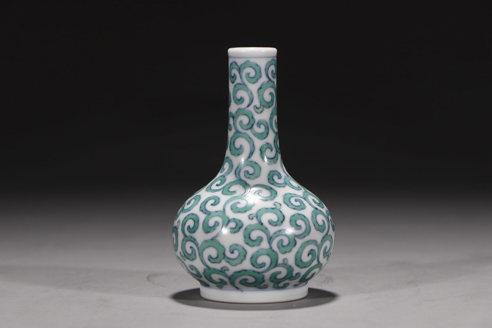An Exquisite Doucai Lotus Pattern Vase - 6
