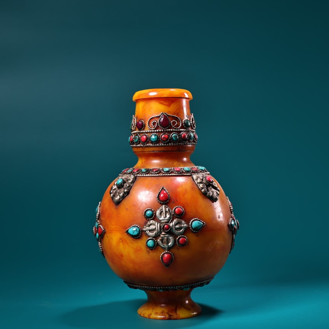 An Exquisite Amber Inlaid Gems Vase: An Exquisite Amber Inlaid Gems Vase Qing Dynasty, China Size:7.9inx4.5in Weight:450g蜜蜡镶嵌宝石花丝花瓶 中国清代