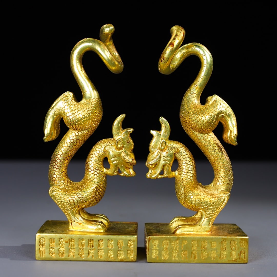 A Pair of Exquisite Gilt Bronze Auspicious Beast Seal: A Pair of Exquisite Gilt Bronze Auspicious Beast Seal Qing Dynasty, China Size:4.7inx1.6in Weight:1035g铜鎏金瑞兽印章印章一对