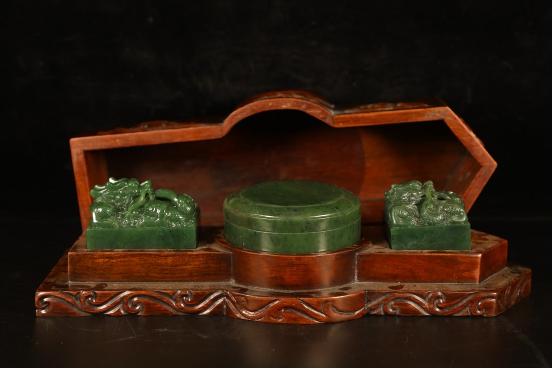 A Set of Fine Jasper Auspicious Beast Seal: A Set of Fine Jasper Auspicious Beast Seal Qing Dynasty, China Size:3.7inx12.2in Size:2.8inx2inx1.8in Size:2inx1.7in Size:1.3inx3.5in Weight:??2325g碧玉套盒印章