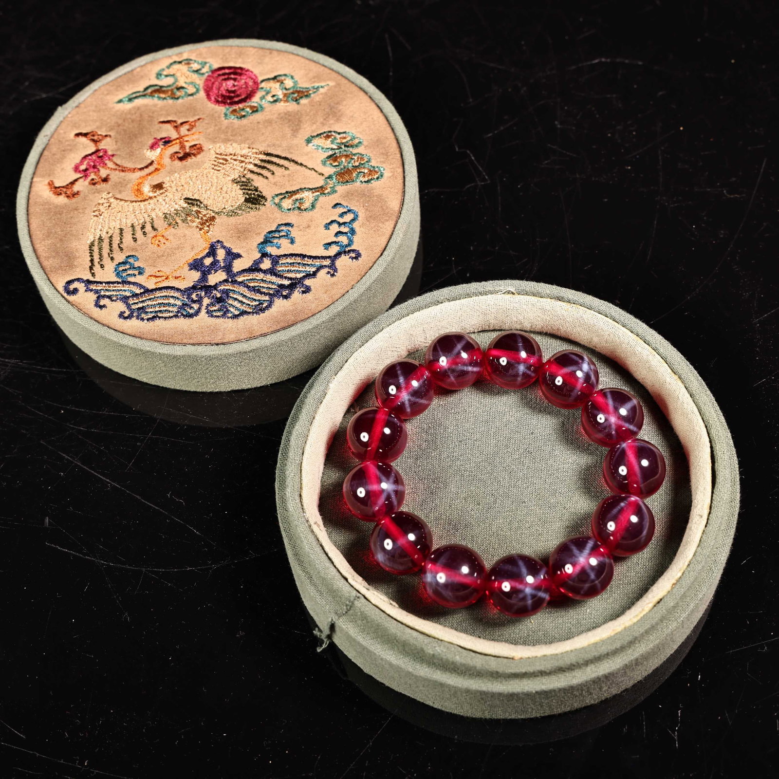 An Exquisite Gems Bracelets: An Exquisite Gems Bracelets Qing Dynasty, China Diameter Size:0.6in Weight:110g刺绣盒装红星光宝石手链手串