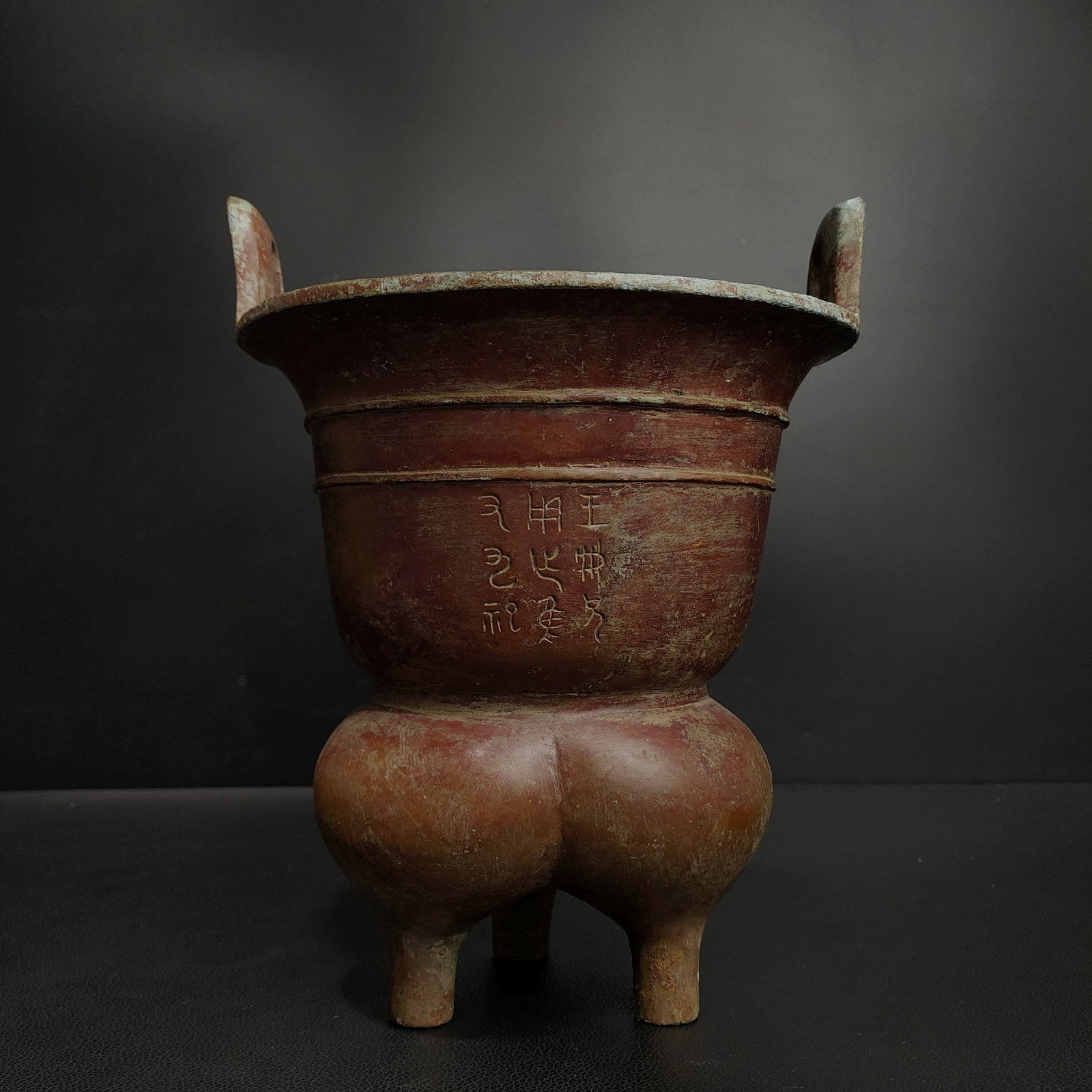 An Exquisite Bronze With Inscription Double-Ears Vase: An Exquisite Bronze With Inscription Double-Ears Vase N.Zhou , China Size:10.2inx7.9in Weight:3.1kg青铜甗 商周时期 Size:26cmx20cm Weight:3.1kg