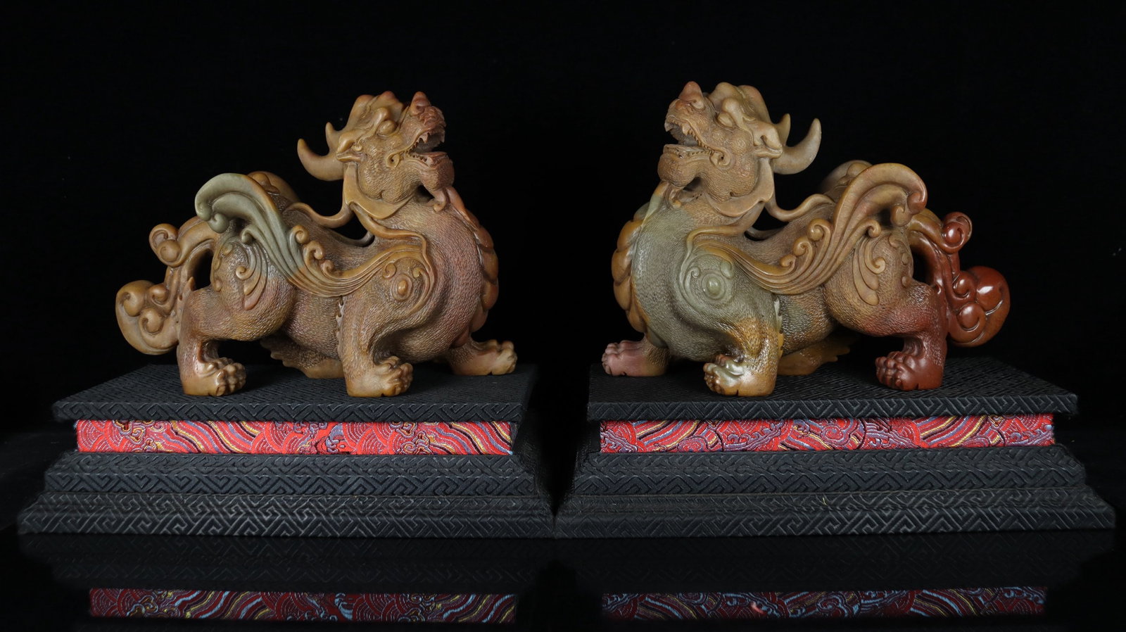 A Pair of Exquisite Shoushan Stone Auspicious Beast Ornament: A Pair of Exquisite Shoushan Stone Auspicious Beast Ornament Qing Dynasty, China Size:6.7inx8.7inx3.5incmx2 Weight:4.79kg寿山石对瑞兽摆件
