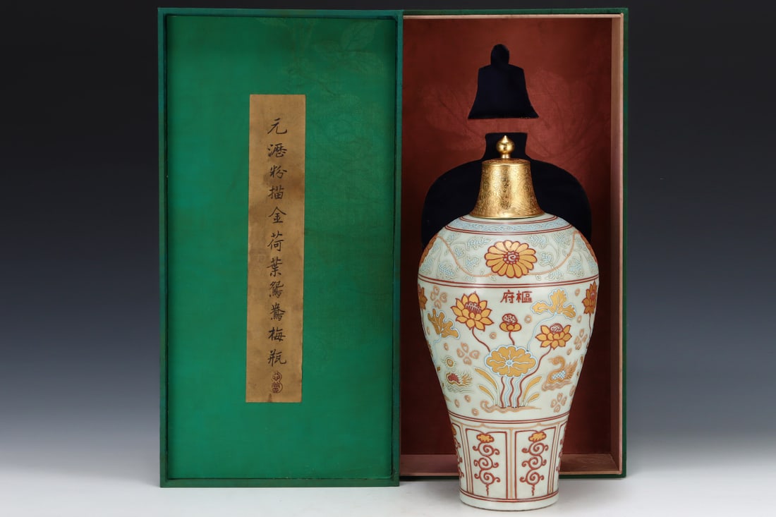 An Exquisite Famille-Rose Painted Gold Flower and Bird Pattern Vase: An Exquisite Famille-Rose Painted Gold Flower and Bird Pattern Vase Yuan Dynasty, China Size:15.4inx7.7in粉彩描金荷叶鸳鸯梅瓶 中ࢲ
