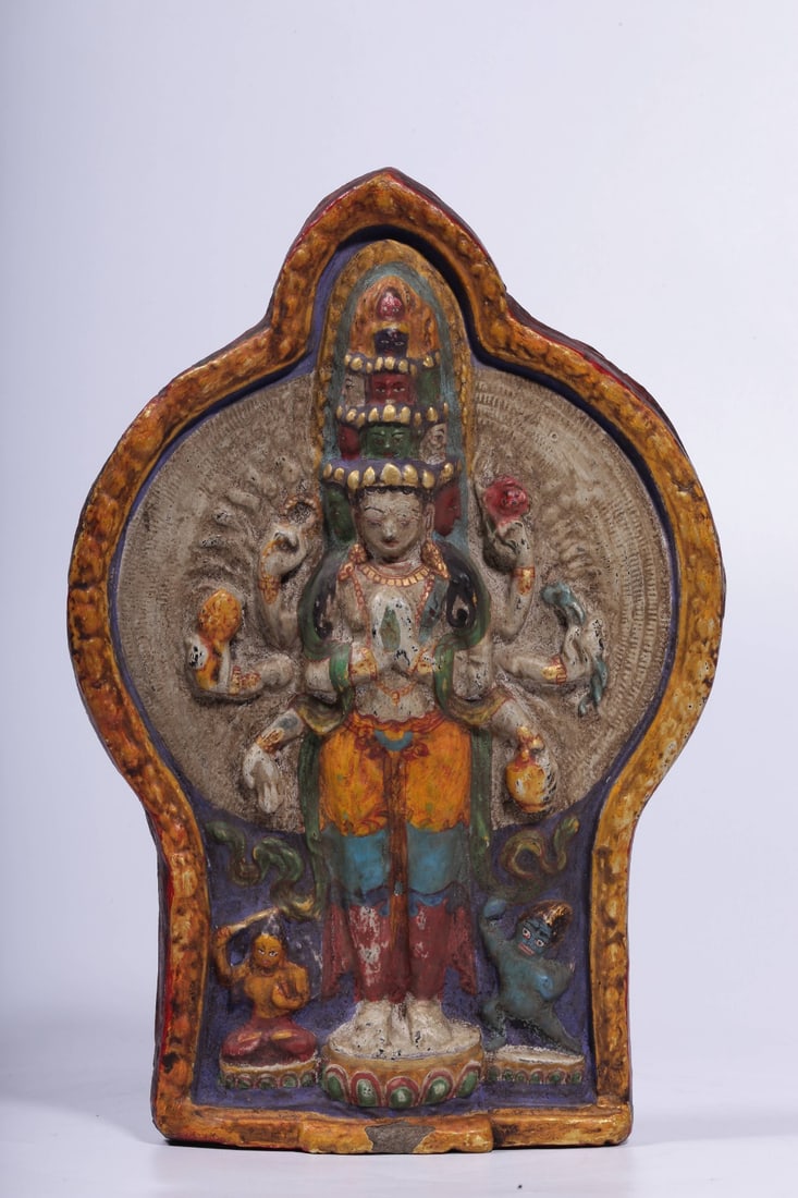 An Exquisite Gilt Bronze Statue of Thousand-hand Guanyin: An Exquisite Gilt Bronze Statue of Thousand-hand Guanyin Qing Dynasty, China Size:9.4inx6.3inx0.8in Weight:1141g铜鎏金千手观音
