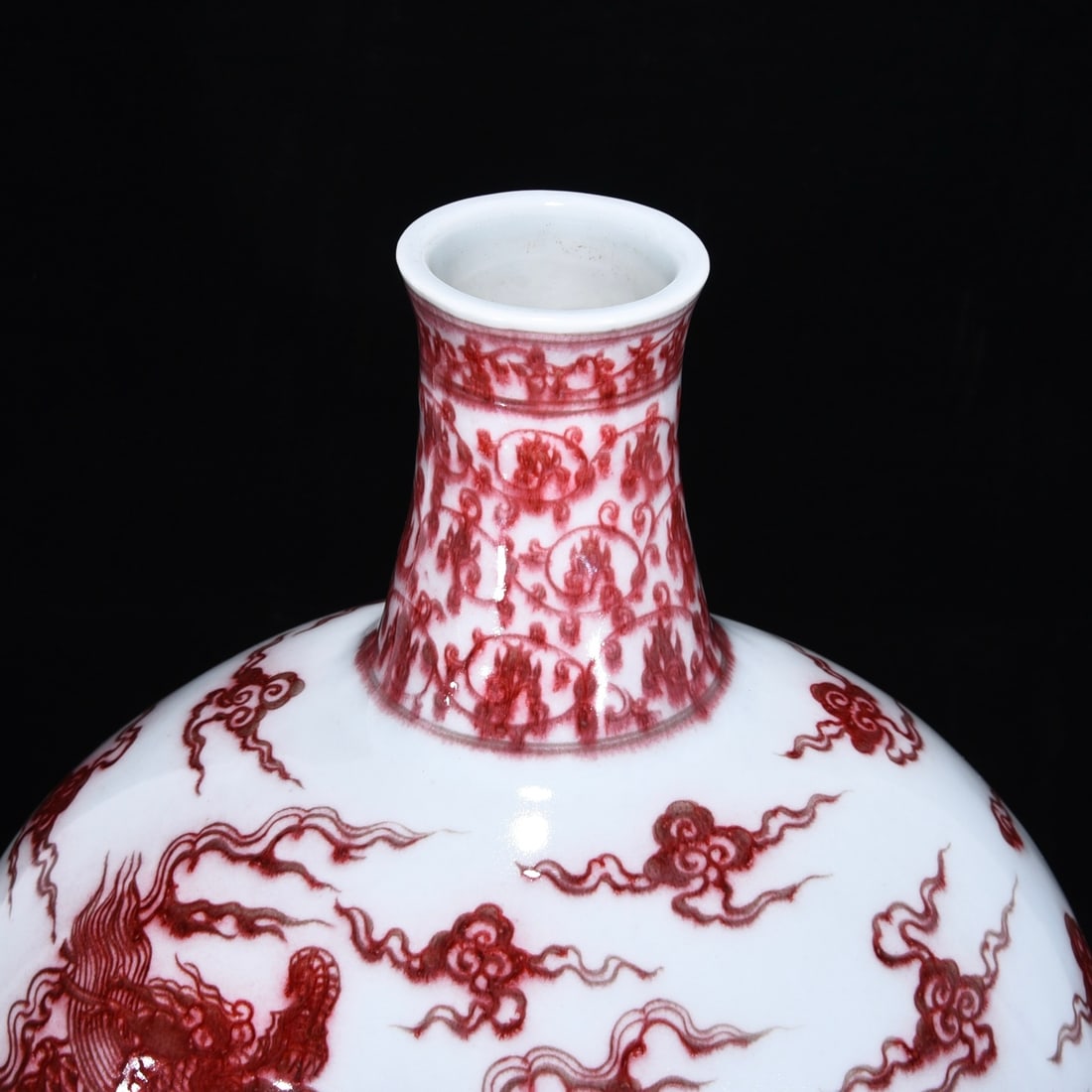 An Exquisite Underglaze-Red Dragon Pattern Vase - 4