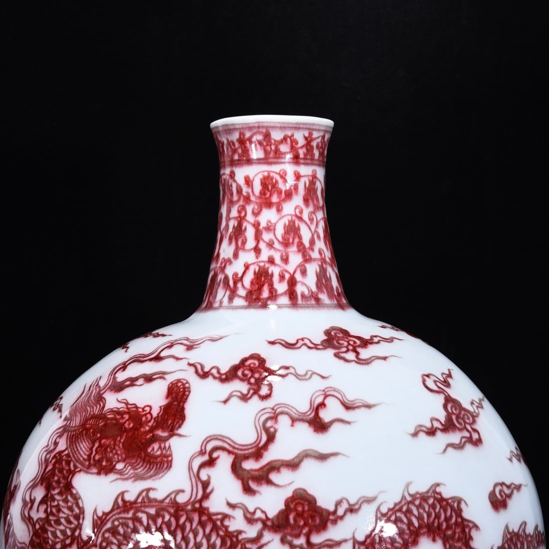 An Exquisite Underglaze-Red Dragon Pattern Vase - 5