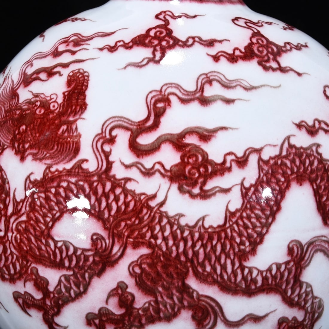 An Exquisite Underglaze-Red Dragon Pattern Vase - 7
