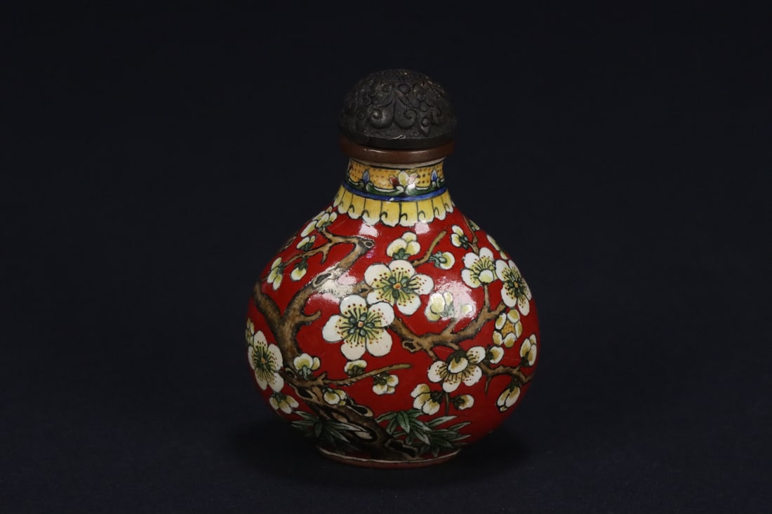 An Exquisite Bronze Painted Enamel Flower Pattern Snuff Bottle: An Exquisite Bronze Painted Enamel Flower Pattern Snuff Bottle Qing Dynasty, China Qianlong Four-character Mark Size:2.1inx1.6inx1.1in