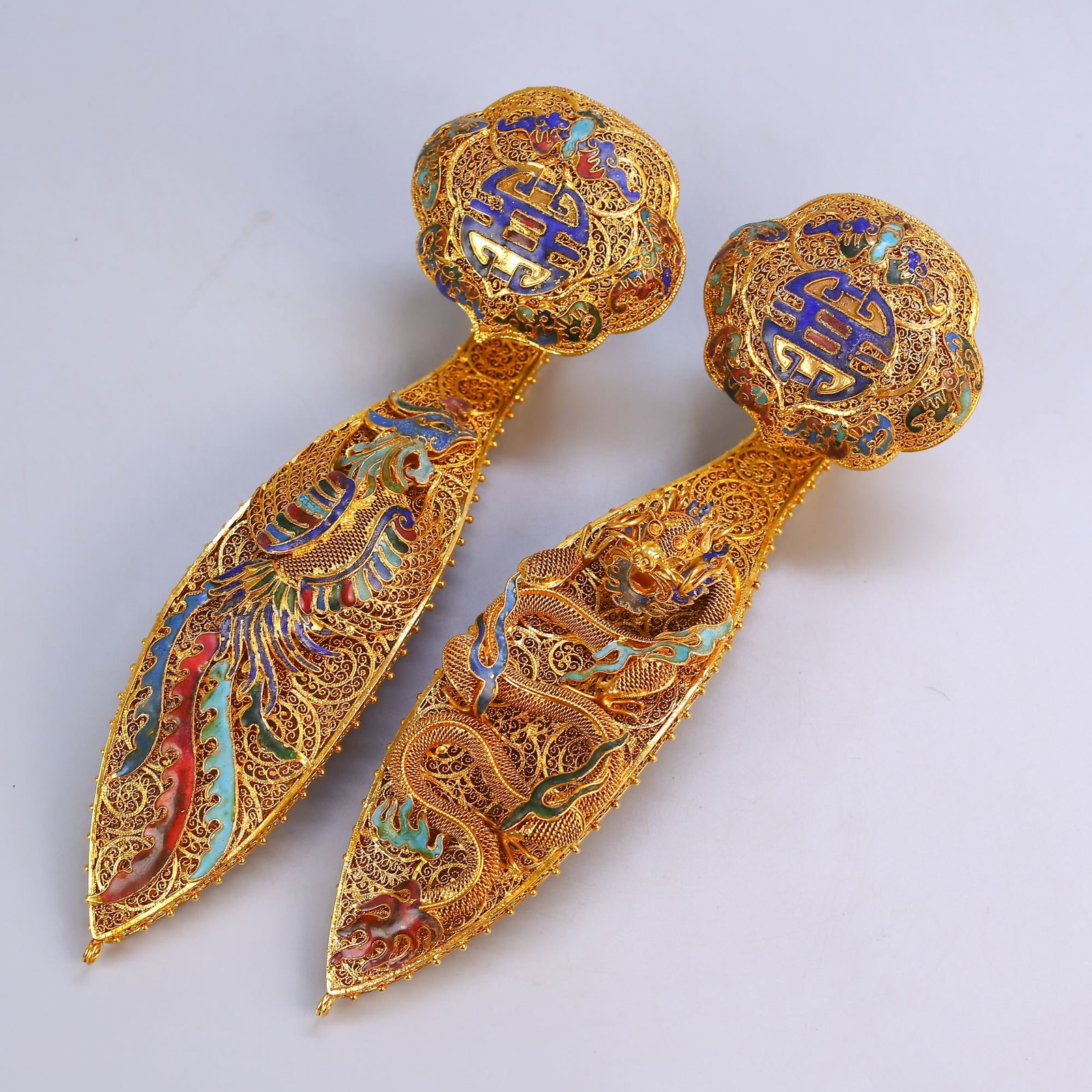 A Pair of Exquisite Gilt Bronze Dragon and Phoenix Pattern Bats and Peach Pattern Ru yi: A Pair of Exquisite Gilt Bronze Dragon and Phoenix Pattern Bats and Peach Pattern Ru yi Qing Dynasty, China Qianlong Four-character Mark Size:9.8inx2.2in