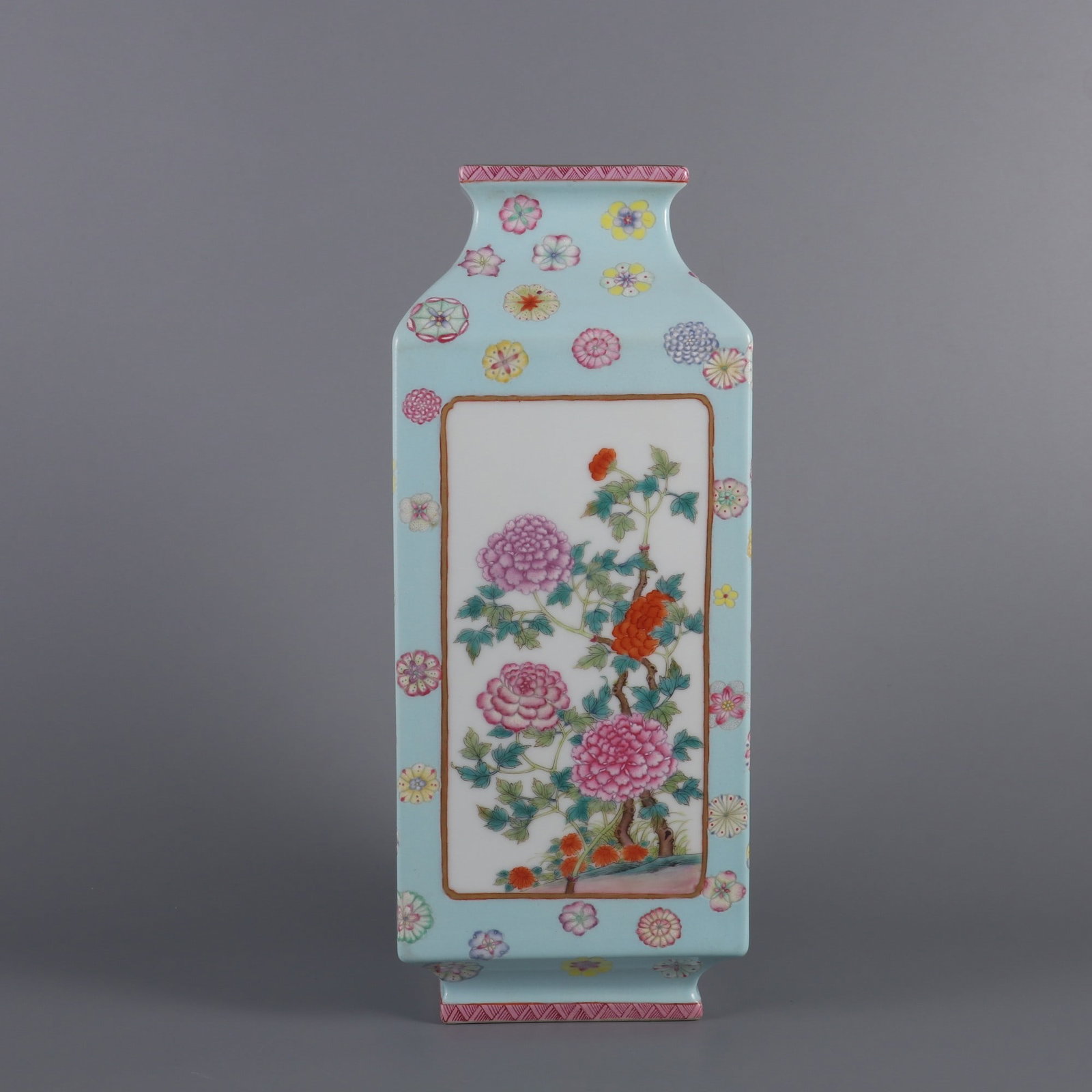 An Exquisite Famille-Rose Green Ground Flower Pattern Vase: An Exquisite Famille-Rose Green Ground Flower Pattern Vase Qing Dynasty, China Yongzheng Four-character Mark Size:11inx4.4in松石绿地粉彩开窗四