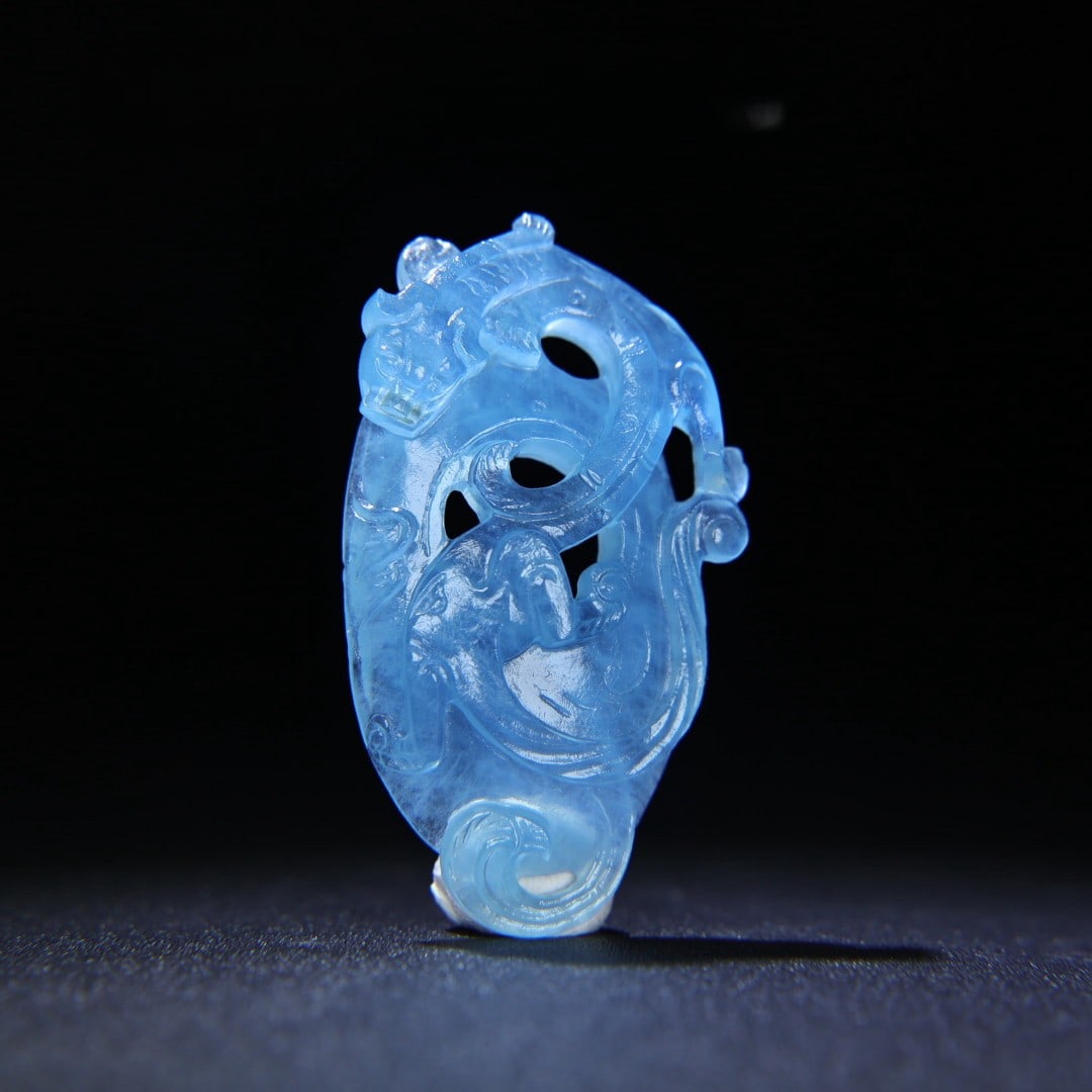 An Exquisite Aquamarine Dragon Pattern Pendant: An Exquisite Aquamarine Dragon Pattern Pendant Han Dynasty, China Size:2.4inx1.4inx0.5in Weight:22g海蓝宝鸡心佩 中国汉代