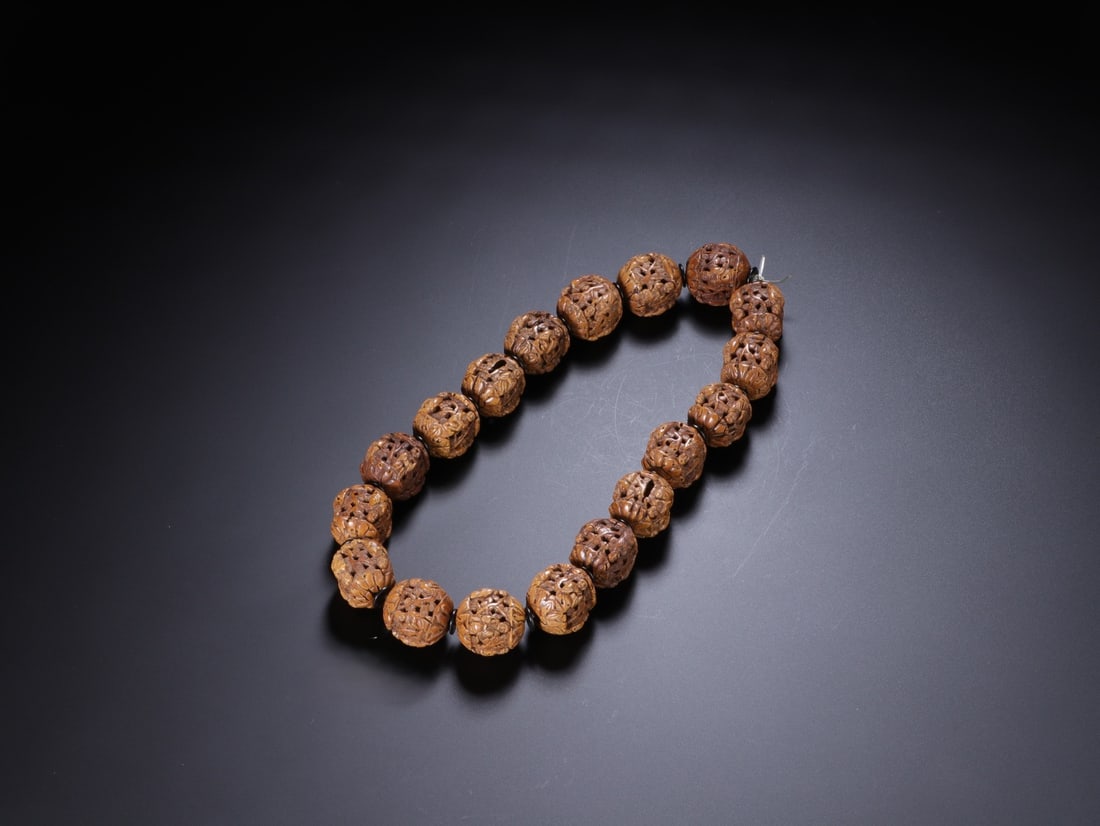 An Exquisite Olive nut core Bracelets: An Exquisite Olive nut core Bracelets Qing Dynasty, China Size:0.7in橄榄核手串 中国清代 Size:1.8cm