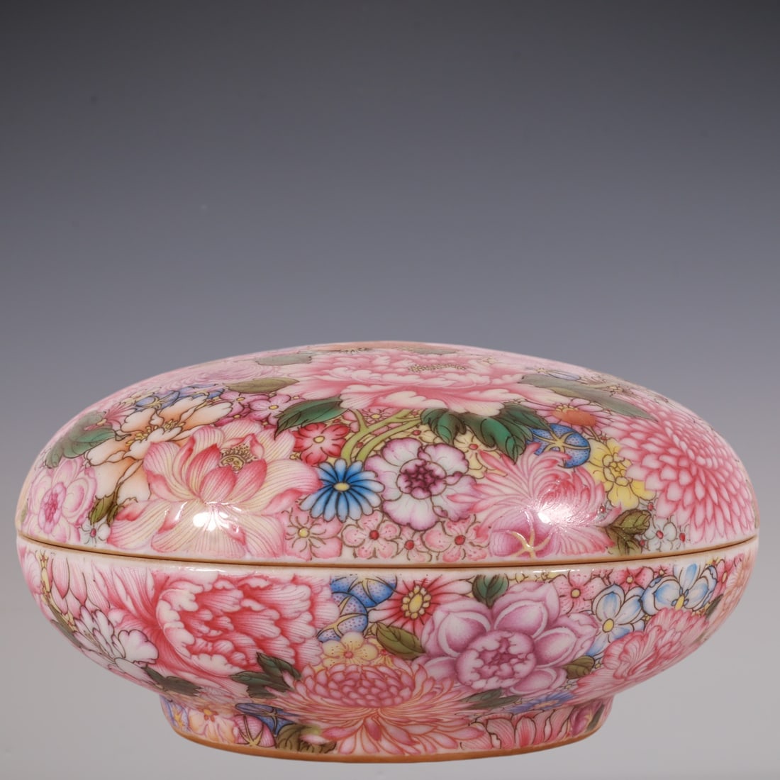 An Exquisite Famille-Rose Flower Pattern Box: An Exquisite Famille-Rose Flower Pattern Box Qing Dynasty, China Qianlong Four-character Mark Size:2.4inx4.2in粉彩万花胭脂盒 中国清代
