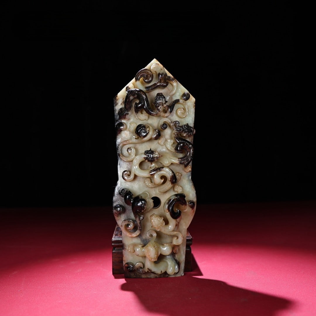 An Exquisite White Jade Chi-Dragon Pattern Ornament: An Exquisite White Jade Chi-Dragon Pattern Ornament Han Dynasty, China Size:8.4inx3.2inx1.6in Weight:601g白玉高浮雕螭龙玉圭