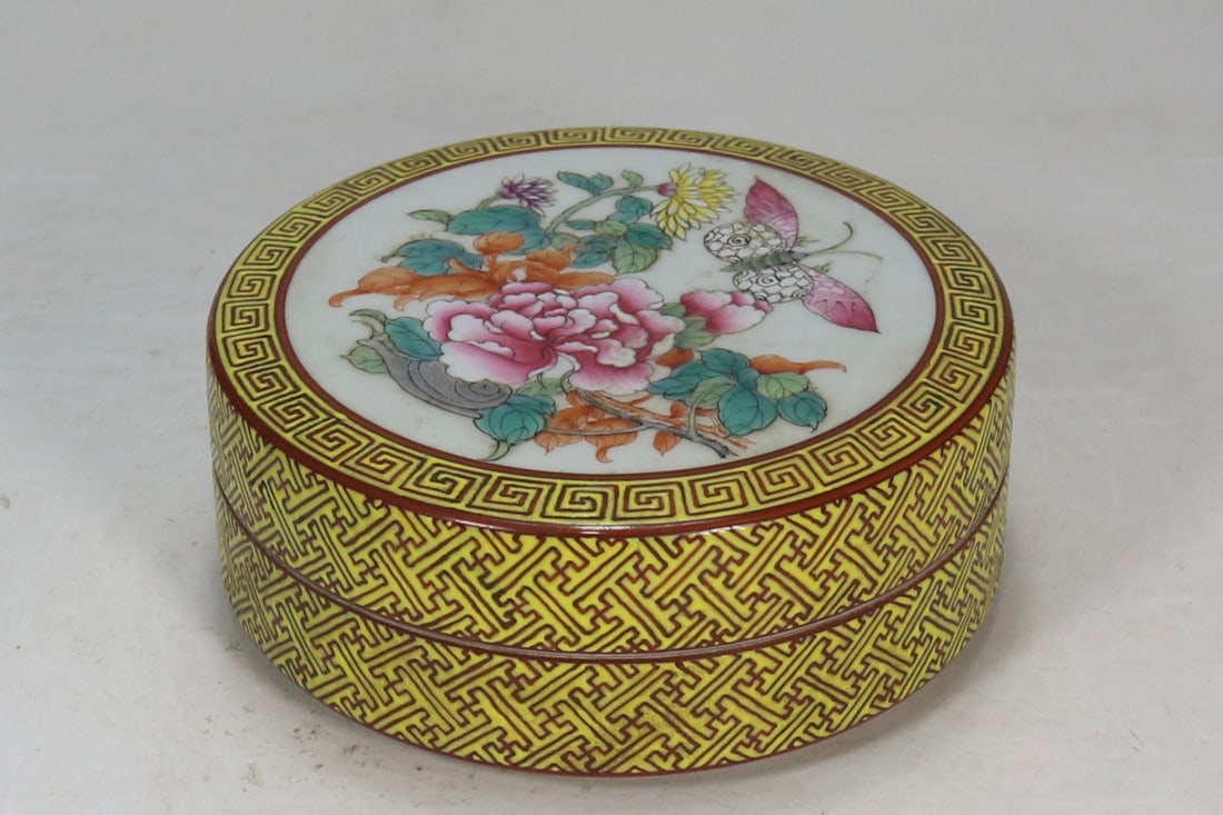 An Exquisite Famille-Rose Flower and Butterfly Pattern Box (1 of 9)