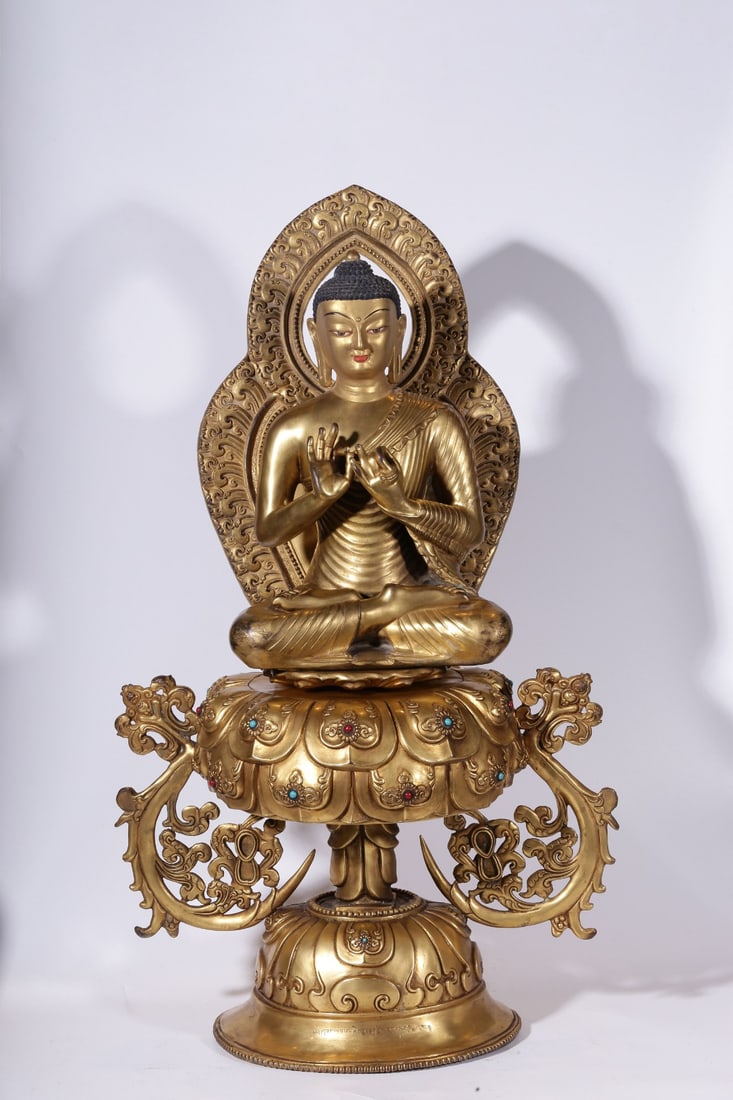 An Exquisite Gilt Bronze Statue of Sakyamuni: An Exquisite Gilt Bronze Statue of Sakyamuni Qing Dynasty, China Size:28inx16.1inx10.4in Weight:20000g铜鎏金大日如来佛背光坐像 &