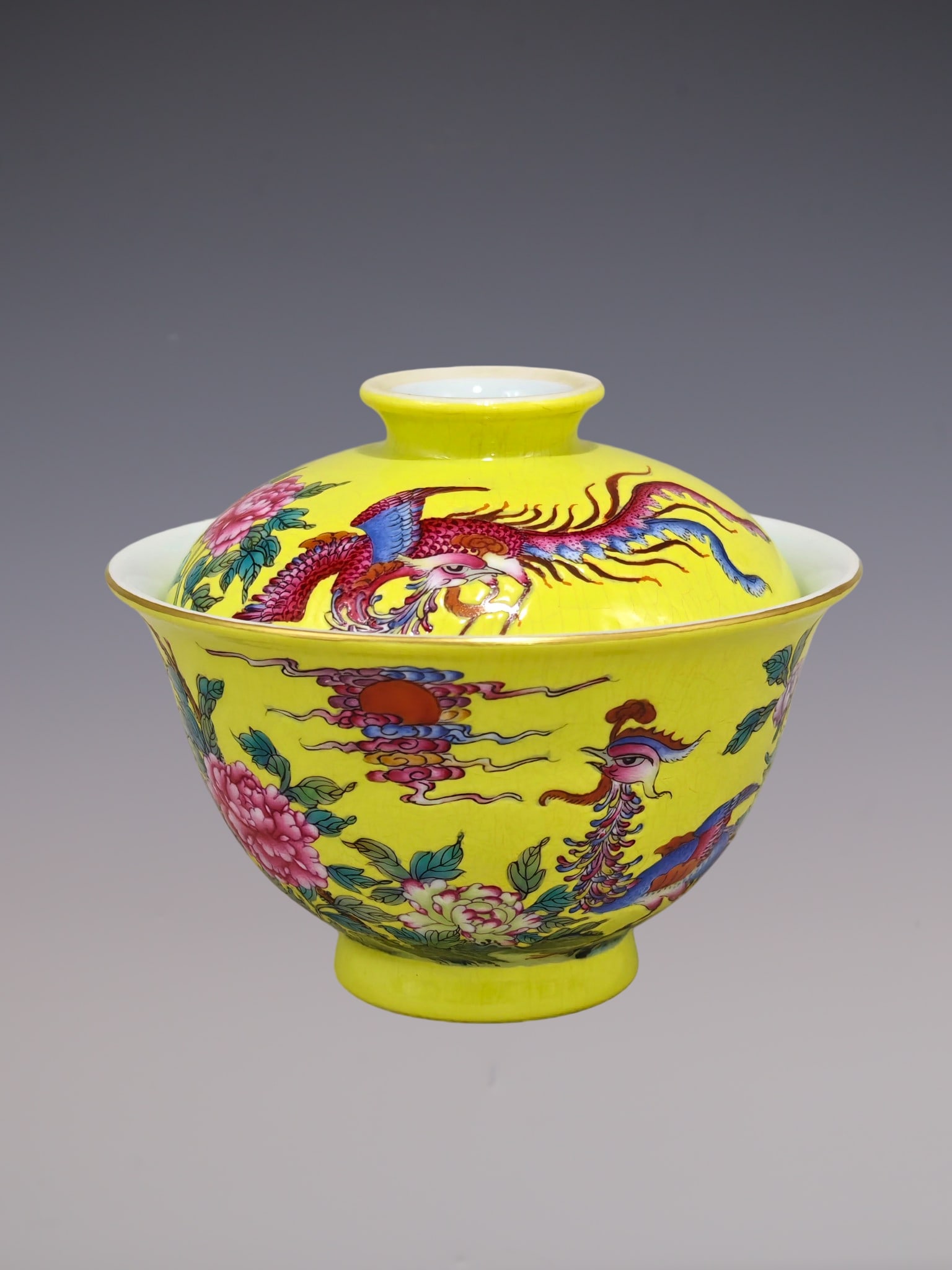 An Exquisite Famille-Rose Phoenix Pattern Flower Pattern Bowl: An Exquisite Famille-Rose Phoenix Pattern Flower Pattern Bowl Qing Dynasty, China Yongzheng Six-character Mark Size:3.5inx4.1in黄底双凤穿牡丹纹盖&