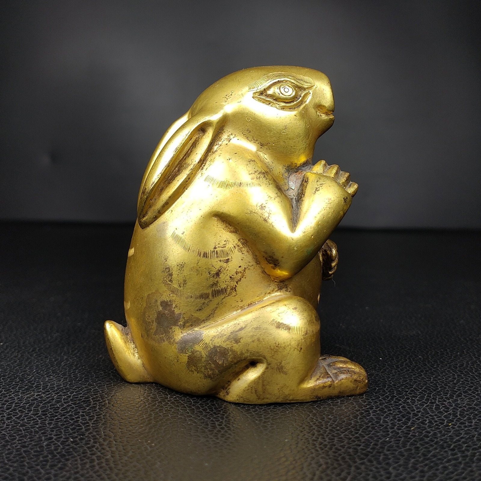 An Exquisite Gilt Bronze Rabbit Paper Weight: An Exquisite Gilt Bronze Rabbit Paper Weight N.Zhou , China Size:3.5inx2.8in Weight:421g铜鎏金瑞兔镇纸 商周时期 Size:9cmx7cm