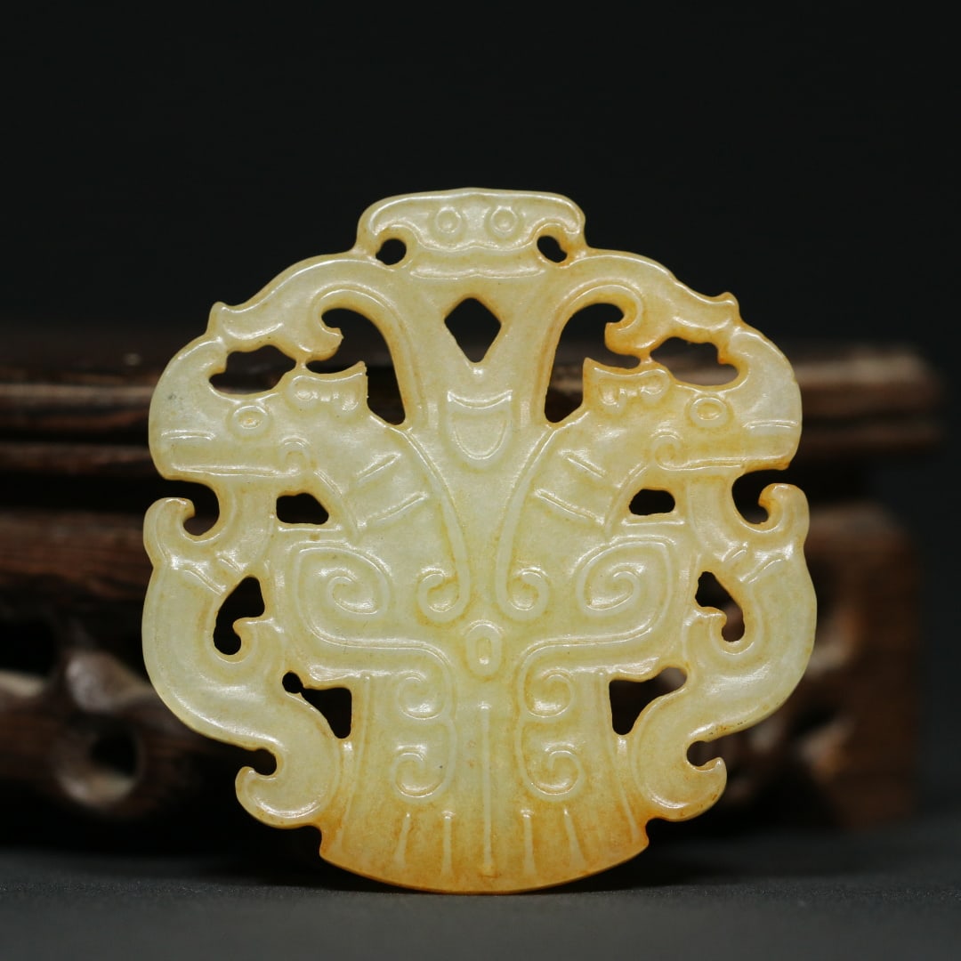 An Exquisite White Jade Dragon Pattern Pendant (1 of 9)