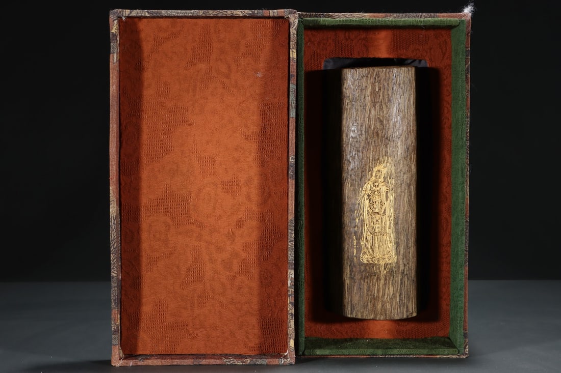 An Exquisite Eaglewood Buddha Statue Pattern Ornament: An Exquisite Eaglewood Buddha Statue Pattern Ornament Qing Dynasty, China Size:10.2inx3.7in沉香风水柱雕刻佛像 中国清代