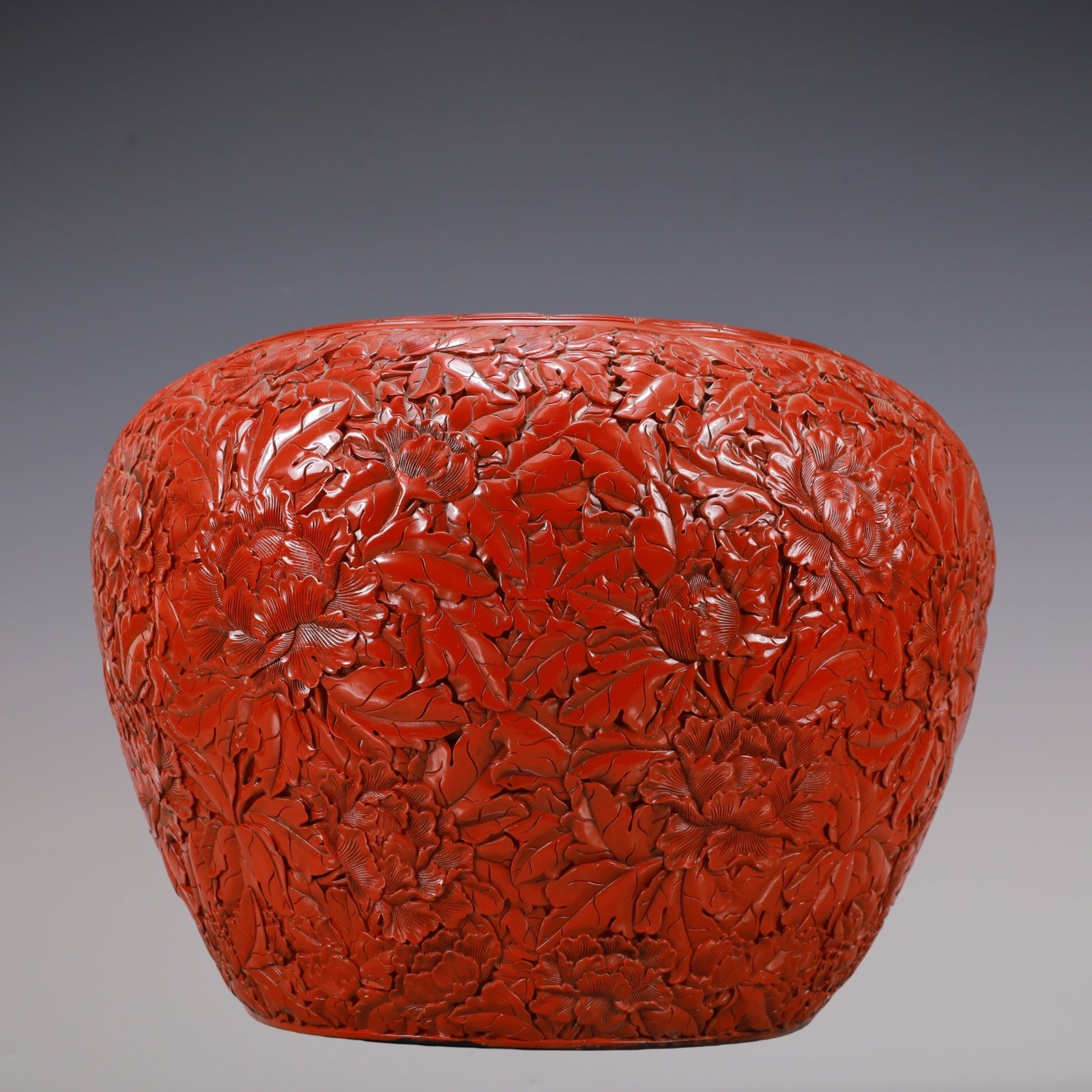 A Exquisite Carved Red Lacquer Flower Pattern Jar: A Exquisite Carved Red Lacquer Flower Pattern Jar Qing Dynasty, China Size:13.6inx17.5in Weight:8250g剔红漆花卉纹罐 中国清代 Size:34.5