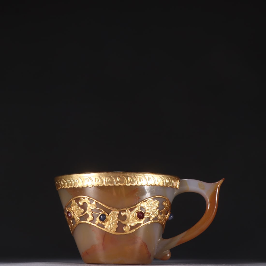 An Exquisite Agate Inlaid Gems Cover with Gold Lotus Pattern Cup: An Exquisite Agate Inlaid Gems Cover with Gold Lotus Pattern Cup Qing Dynasty, China Size:2.7inx5.5in玛瑙包金杯 中国清代 Size:6.9cmx13.9cm