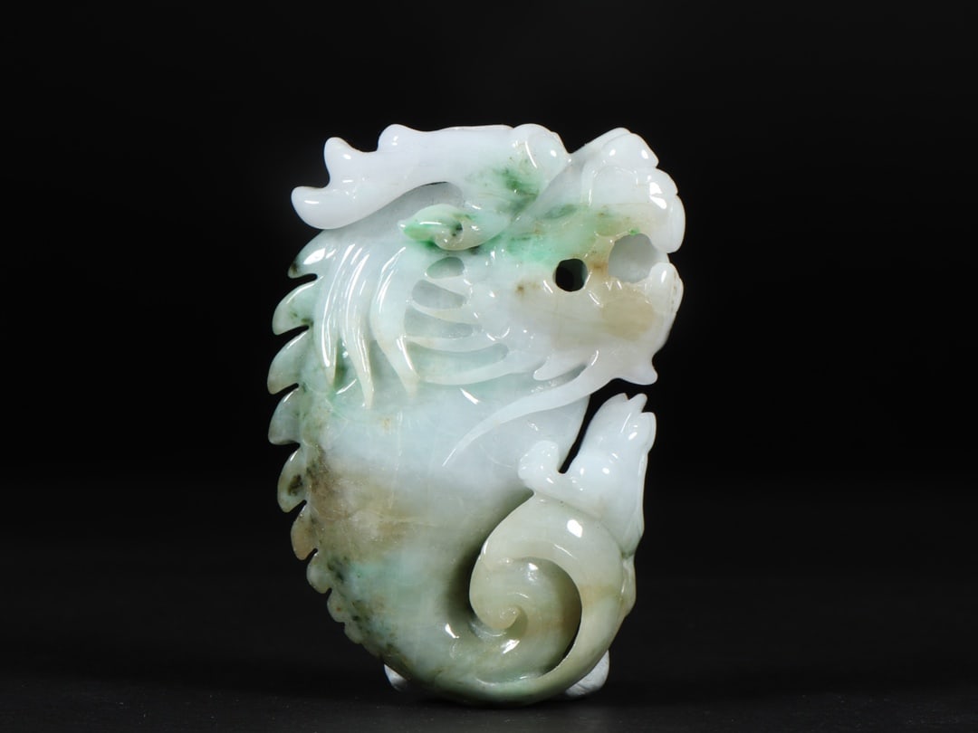 An Exquisite Jadeite Auspicious Beast Ornament: An Exquisite Jadeite Auspicious Beast Ornament Qing Dynasty, China Size:3.1inx2.1inx0.8in Weight:144g翡翠龙鱼 中国清代 Size:8cmx5.4cmx2cm Weight:144g