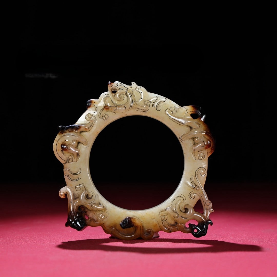 An Exquisite White Jade Dragon Pattern Pendant: An Exquisite White Jade Dragon Pattern Pendant Han Dynasty, China Size:4.5inx0.7inx3.6in Size:(inside diameter)2.4in Weight:123g白玉玉环 中国汉代 Size:1