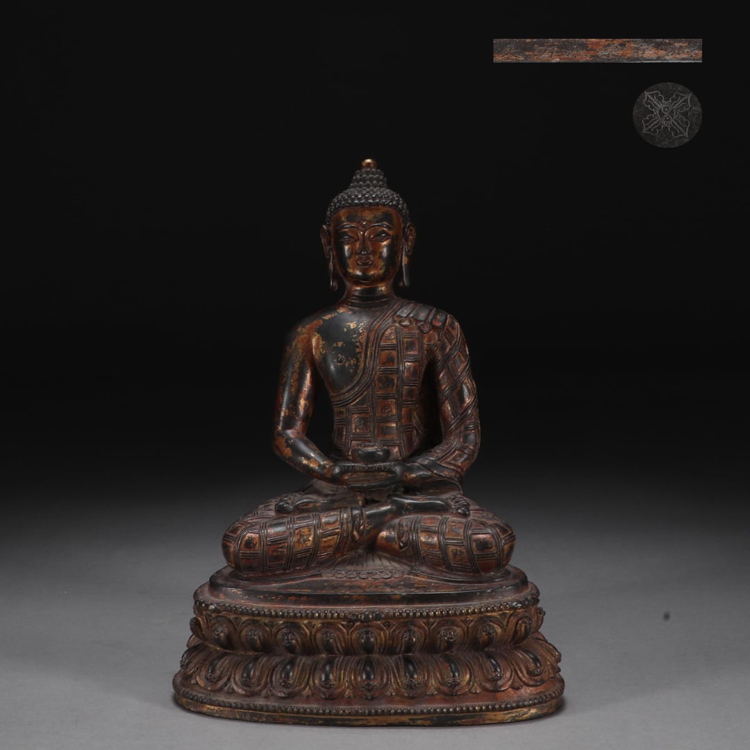 An Exquisite Gilt Bronze Buddha Statue (1 of 9)
