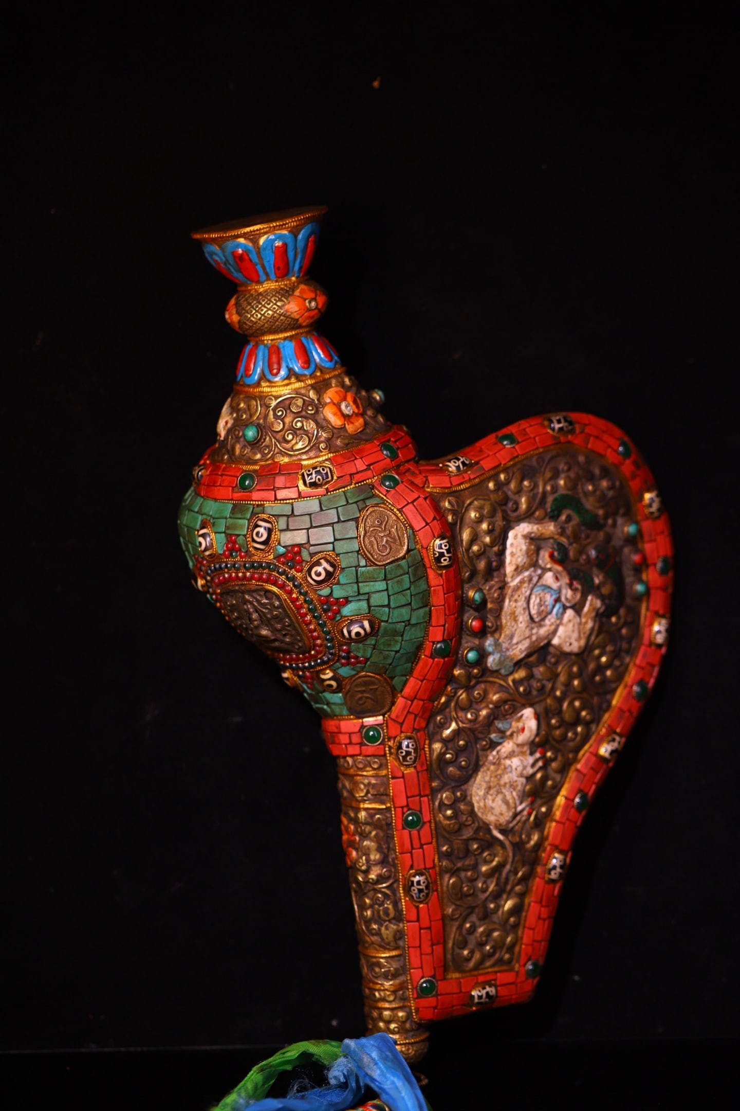 An Exquisite Conch Inlaid Gems Ornament: An Exquisite Conch Inlaid Gems Ornament Qing Dynasty, China Size:17.7inx9.4in Weight:2700g海螺镶嵌天珠宝石法螺
