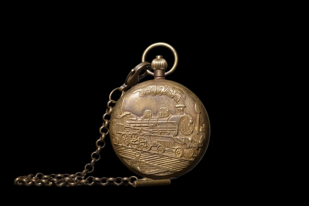 An Exquisite Bronze Pocket watch: An Exquisite Bronze Pocket watch Size:2.2in铜浮雕蒸汽机日月星辰双开式怀表 Size:5.5cm