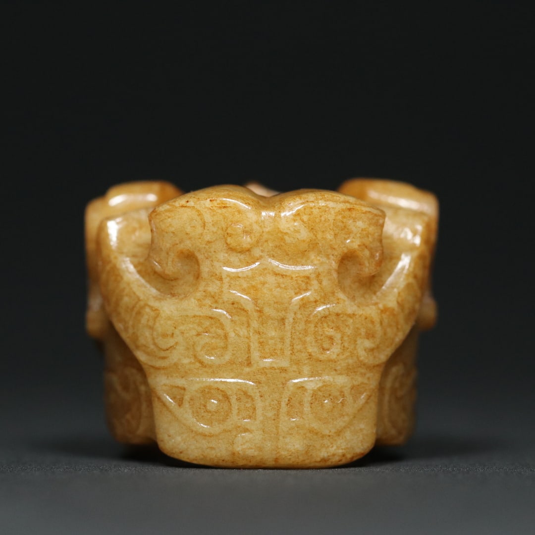 An Exquisite White Jade Beast-Face Pattern Ring - 3