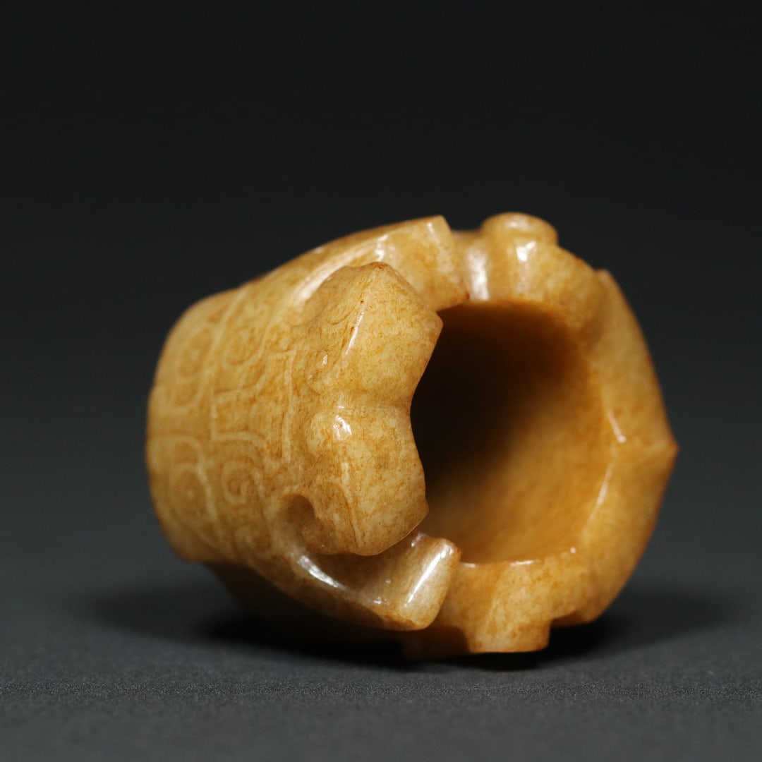 An Exquisite White Jade Beast-Face Pattern Ring - 5