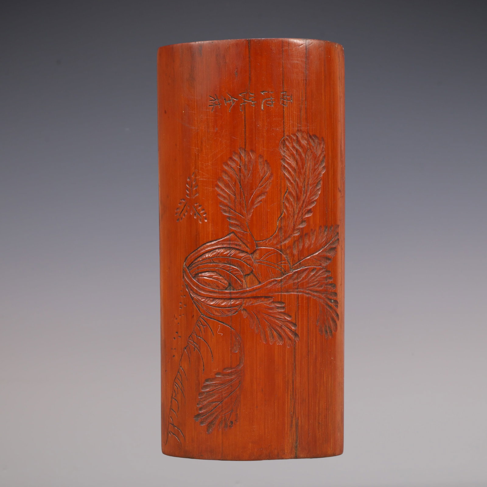 A Exquisite Bamboo Flower Pattern Ornament: A Exquisite Bamboo Flower Pattern Ornament Qing Dynasty, China Size:3.9inx8.5in Weight:150g竹雕花卉纹摆件 中国清代 Size:10cmx21.5cm