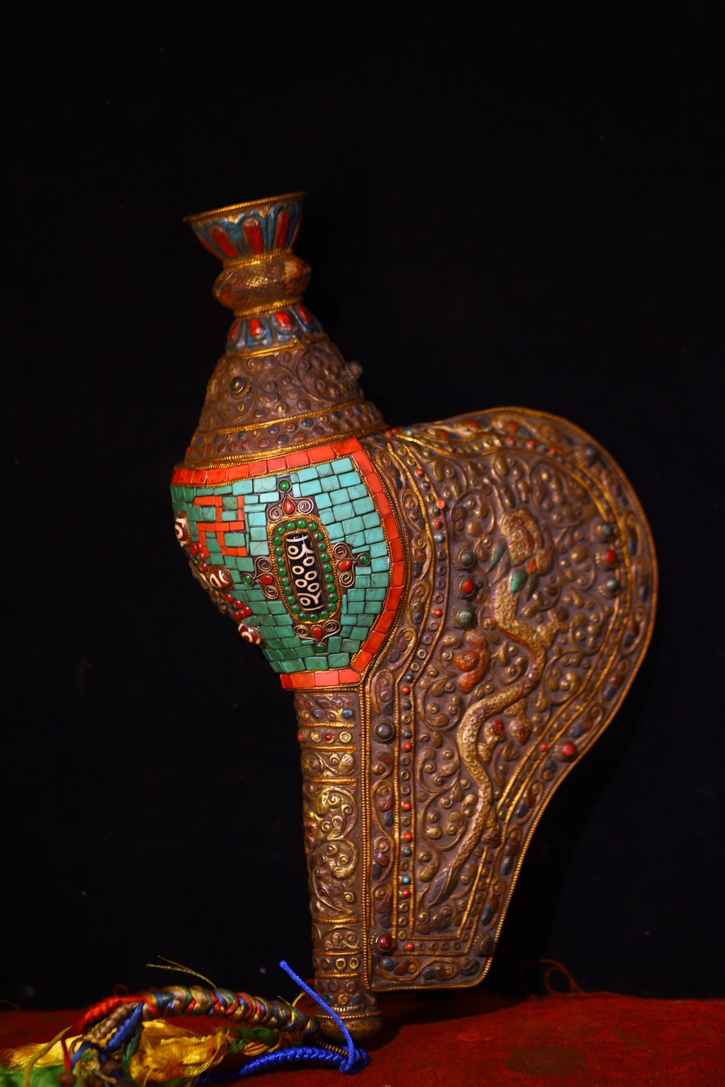 An Exquisite Conch Inlaid Gems Ornament: An Exquisite Conch Inlaid Gems Ornament Qing Dynasty, China Size:16.9inx9.4in Weight:2600g海螺镶嵌天珠宝石法螺