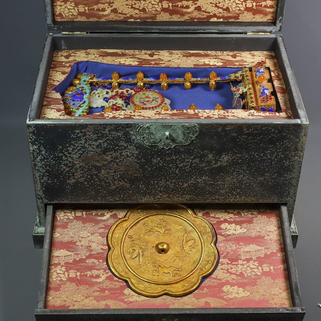 An Exquisite Gilt Bronze Inlaid Gems Vase Round Mirror: An Exquisite Gilt Bronze Inlaid Gems Vase Round Mirror Qing Dynasty, China Qianlong Four-character Mark Size:11.8inx16.7inx10.6in Size:14.2inx6.7in Size:7.1inx7.1in