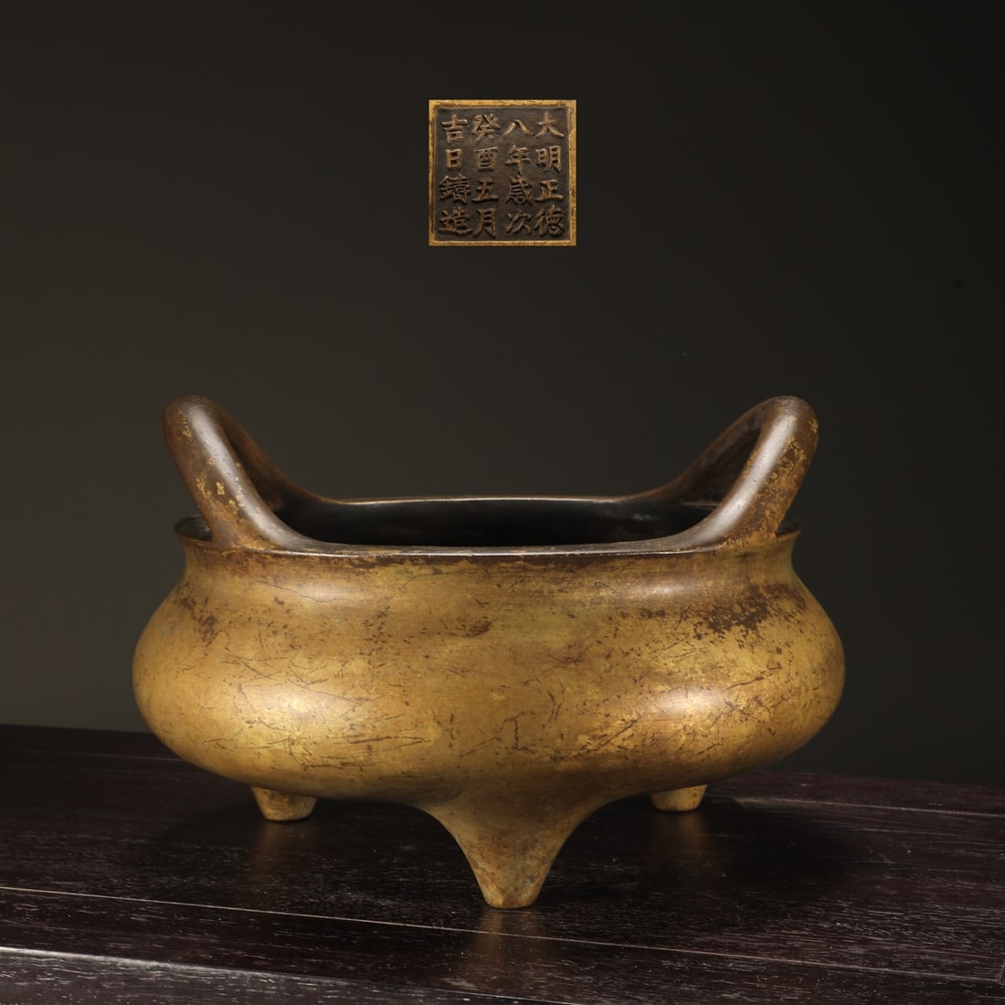 An Exquisite Bronze Double-Ears and Tripod Censer: An Exquisite Bronze Double-Ears and Tripod Censer Ming Dynasty, China Size:6.4inx10.1in Weight:5600g铜桥耳炉 中国明代 Size:16.3cmx25.7cm Weight:5600g