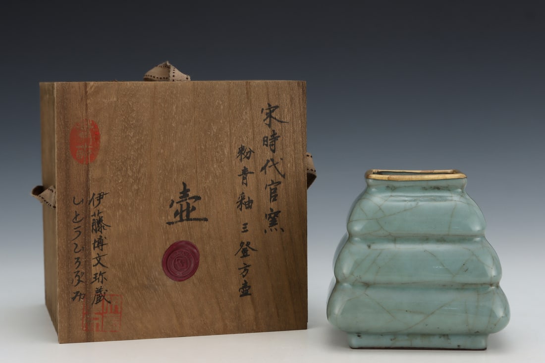 An Exquisite Guan yao Celadon Glazed Vase: An Exquisite Guan yao Celadon Glazed Vase Song Dynasty, China Size:4.3inx4.5in官窑粉青釉三登方壶 中国宋代 Size:11cmx11.5cm