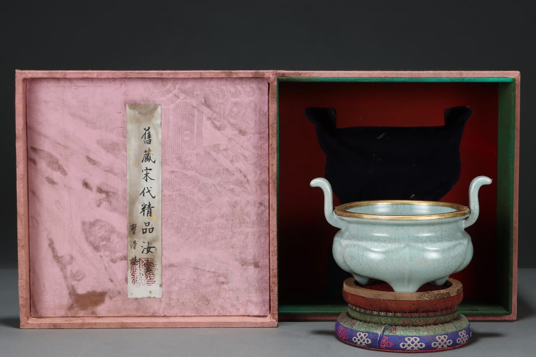 An Exquisite Ru yao Double-Ears Tripod Censer: An Exquisite Ru yao Double-Ears Tripod Censer Song Dynasty, China Size:3.7inx5.9in汝窑天蓝釉三足炉 中国宋代 Size:9.3cmx15cm