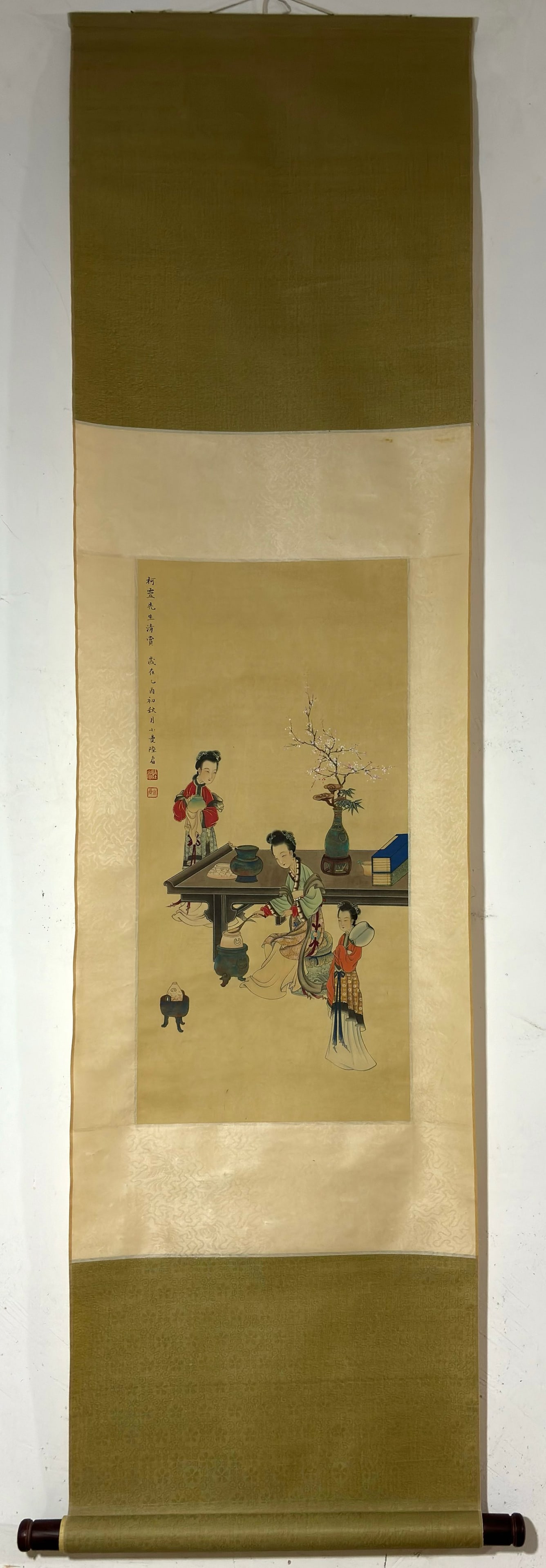 A Chinese Vertical Scroll Ink Painting of Woman on Silk: A Chinese Vertical Scroll Ink Painting of Woman on Silk Lu xiaoman Without frame Size:26.4inx12.6in陆小曼仕女图 绢本立轴Without frame Size:6