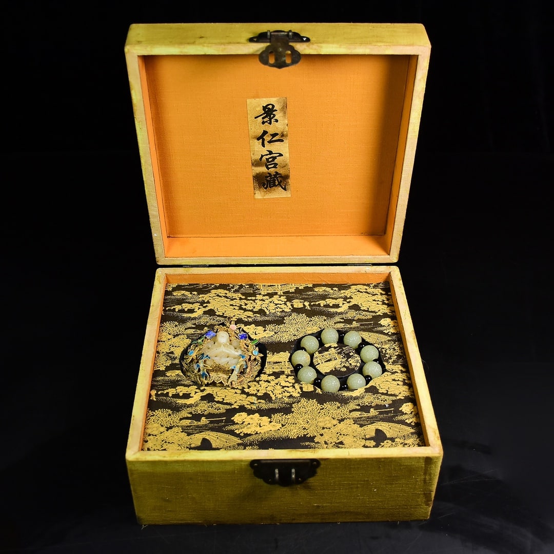 An Exquisite Gilt Bronze Inlaid White Jade Buddha Statue Pendant Bracelets: An Exquisite Gilt Bronze Inlaid White Jade Buddha Statue Pendant Bracelets Qing Dynasty, China Size:5.1inx10.2inx10.2in Size:3.7inx3.1inx1.3in